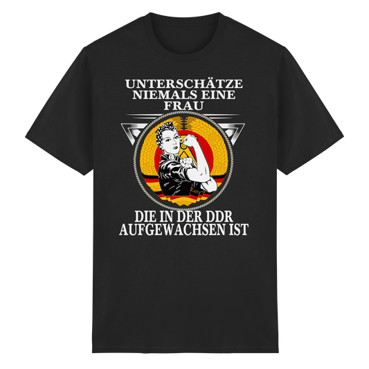 Unterschätze niemals eine Frau die in der DDR aufgewachsen ist T-Shirt